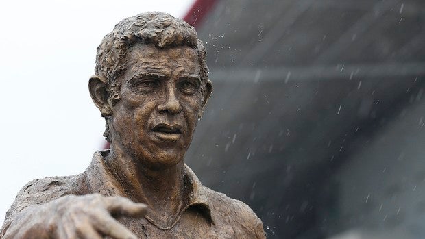 La estatua de Luis Aragonés ya luce en el Wanda Metropolitano