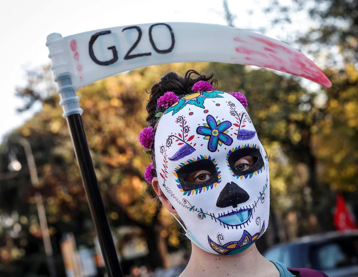 Un manifestante lleva una máscara  durante la protesta contra la cumbre del G-20. 