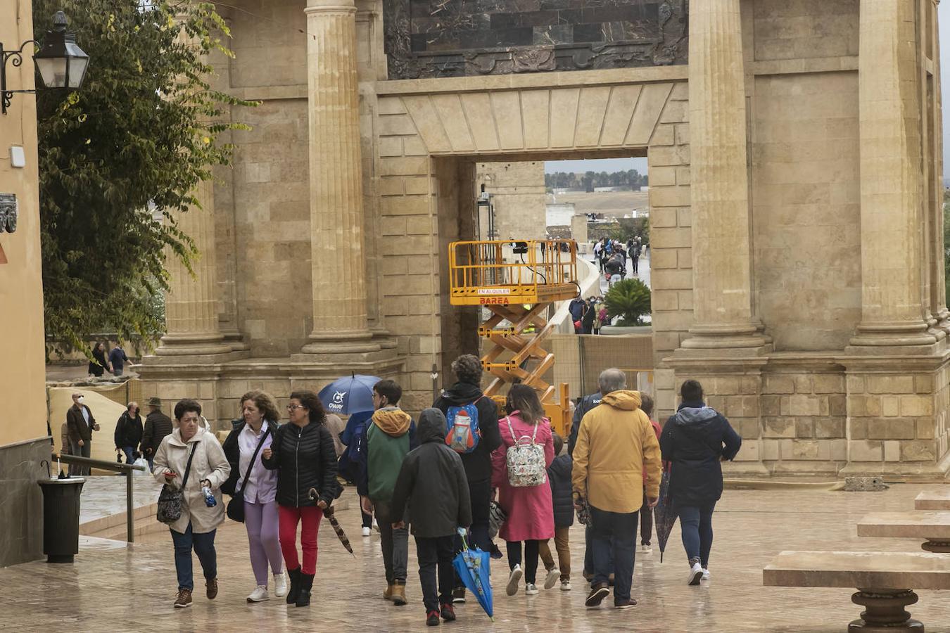 El turismo en el Puente de Todos los Santos en Córdoba, en imágenes