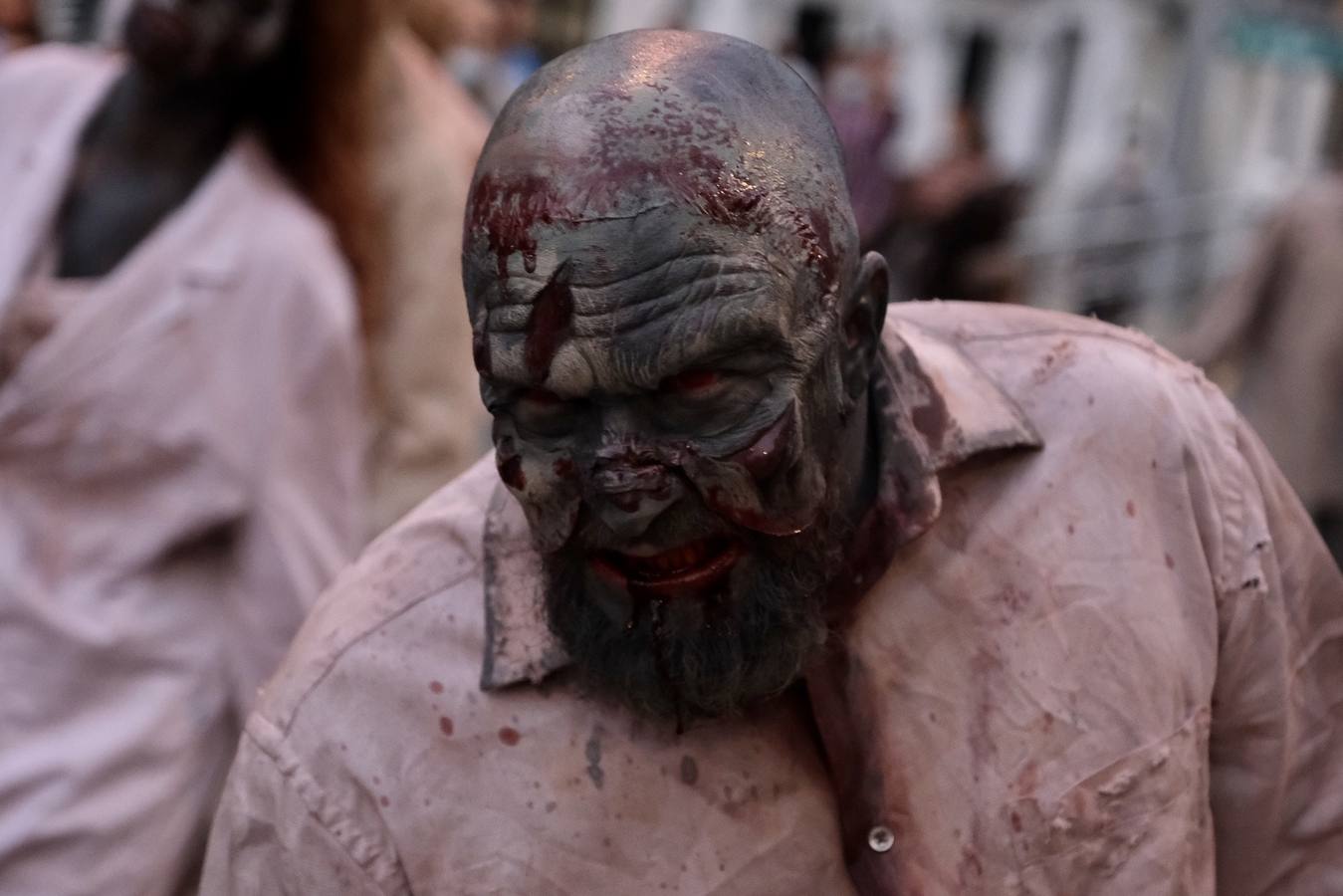 FOTOS: Los zombis siembran el terror en la calle Real de San Fernando