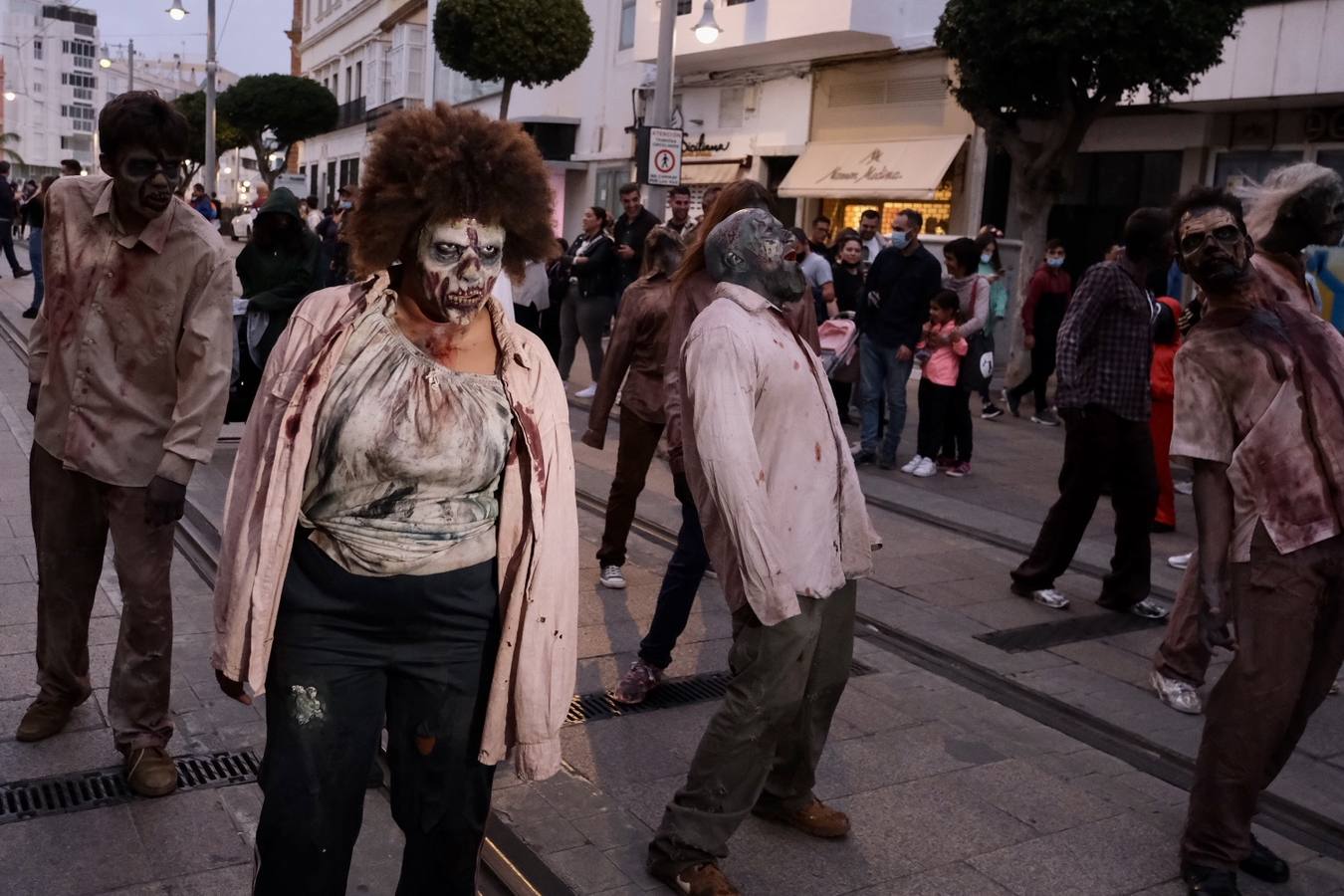 FOTOS: Los zombis siembran el terror en la calle Real de San Fernando