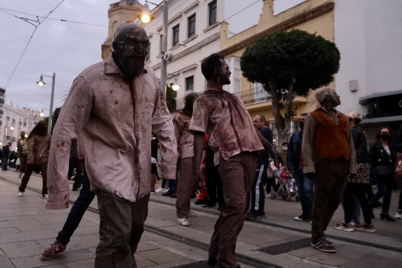 FOTOS: Los zombis siembran el terror en la calle Real de San Fernando