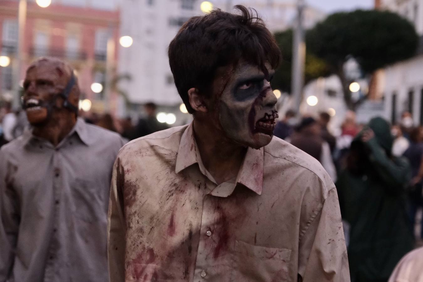 FOTOS: Los zombis siembran el terror en la calle Real de San Fernando