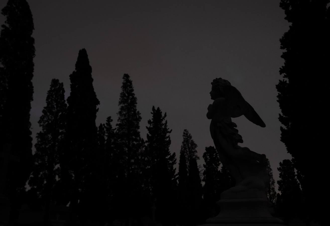 Un paseo, a oscuras, por el cementerio de San Fernando