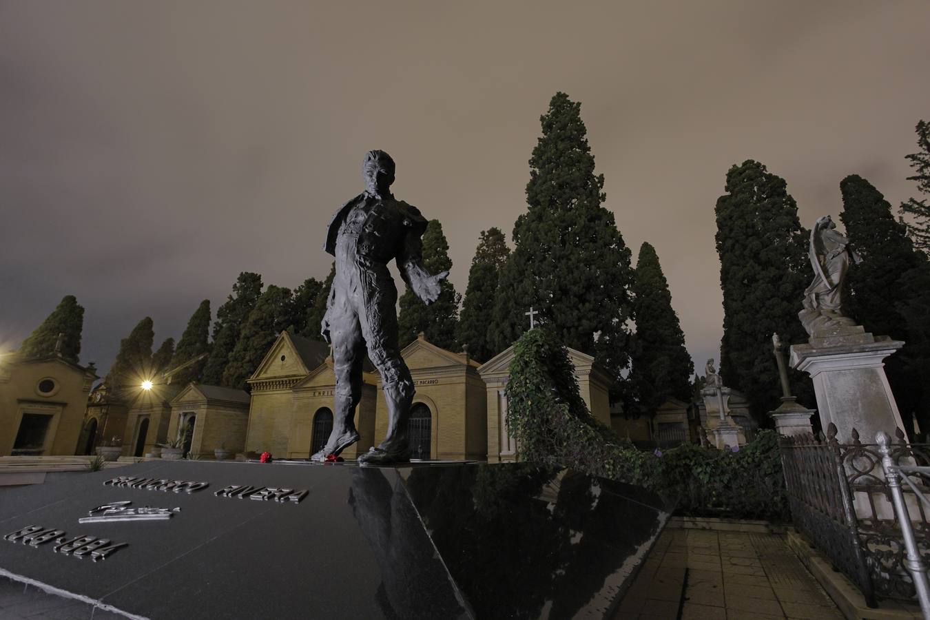 Un paseo, a oscuras, por el cementerio de San Fernando