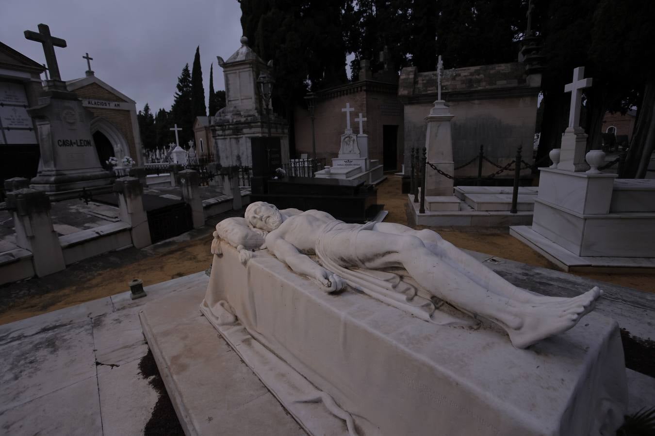 Un paseo, a oscuras, por el cementerio de San Fernando