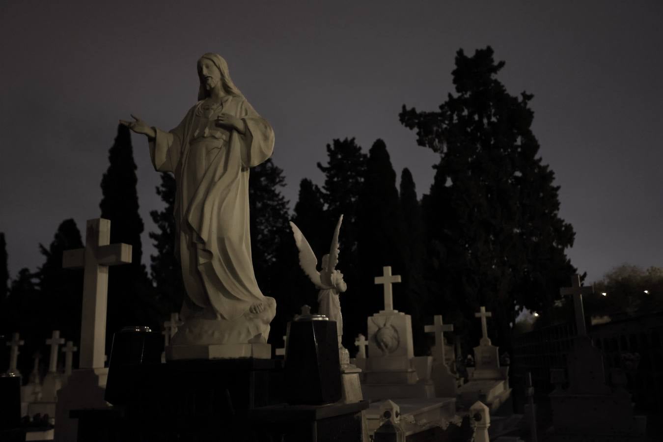 Un paseo, a oscuras, por el cementerio de San Fernando