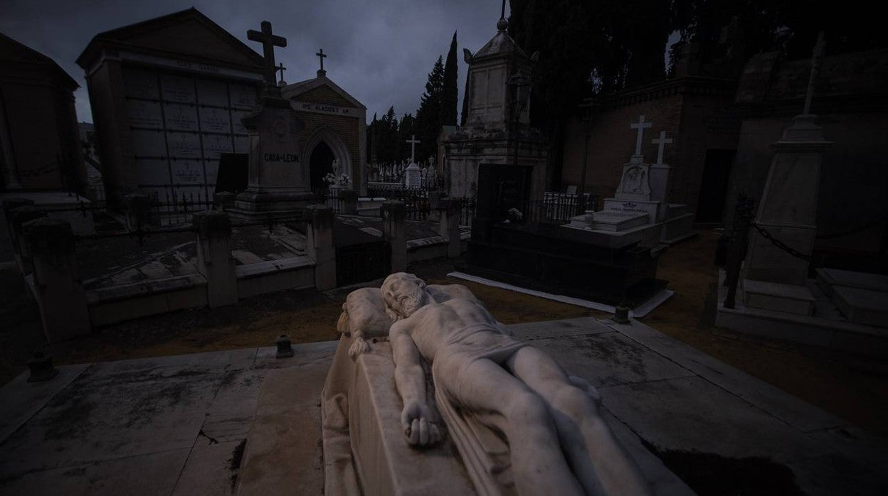 Un paseo, a oscuras, por el cementerio de San Fernando