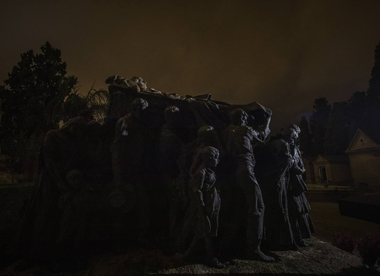 Un paseo, a oscuras, por el cementerio de San Fernando