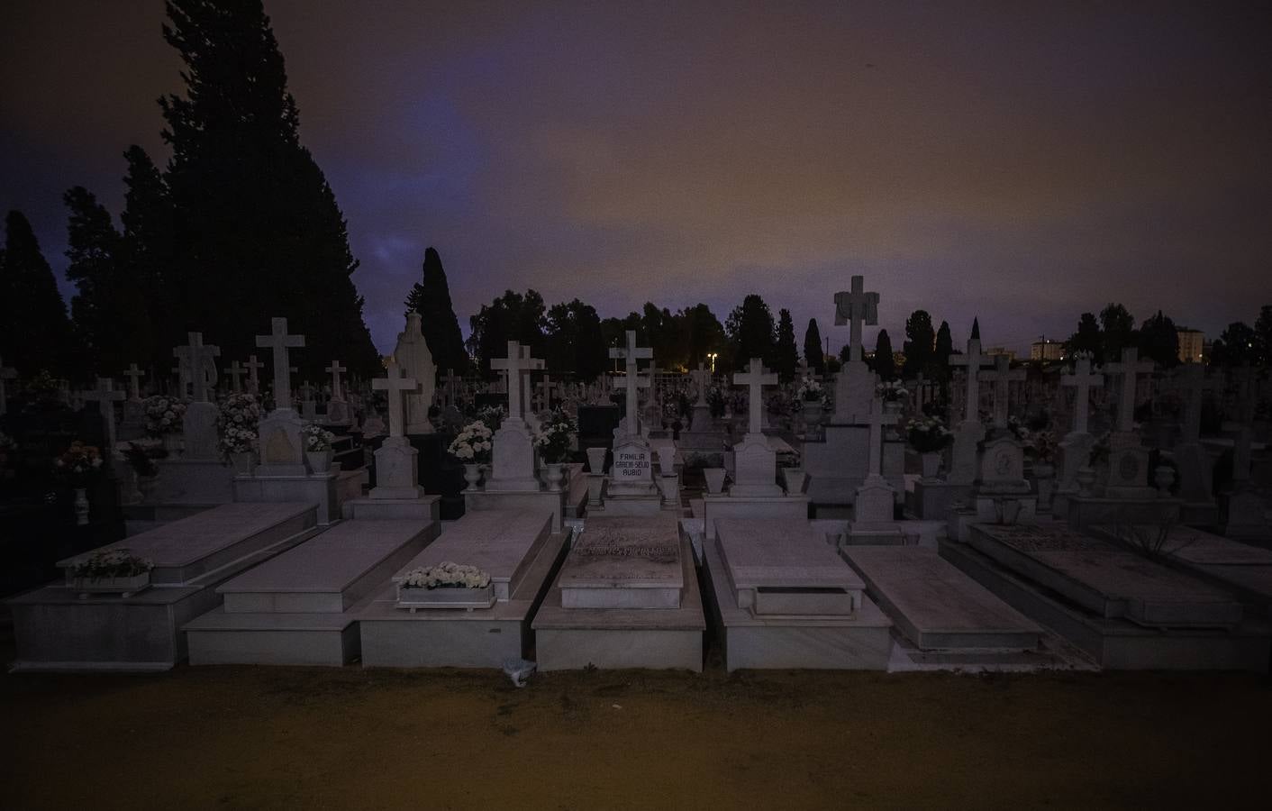 Un paseo, a oscuras, por el cementerio de San Fernando