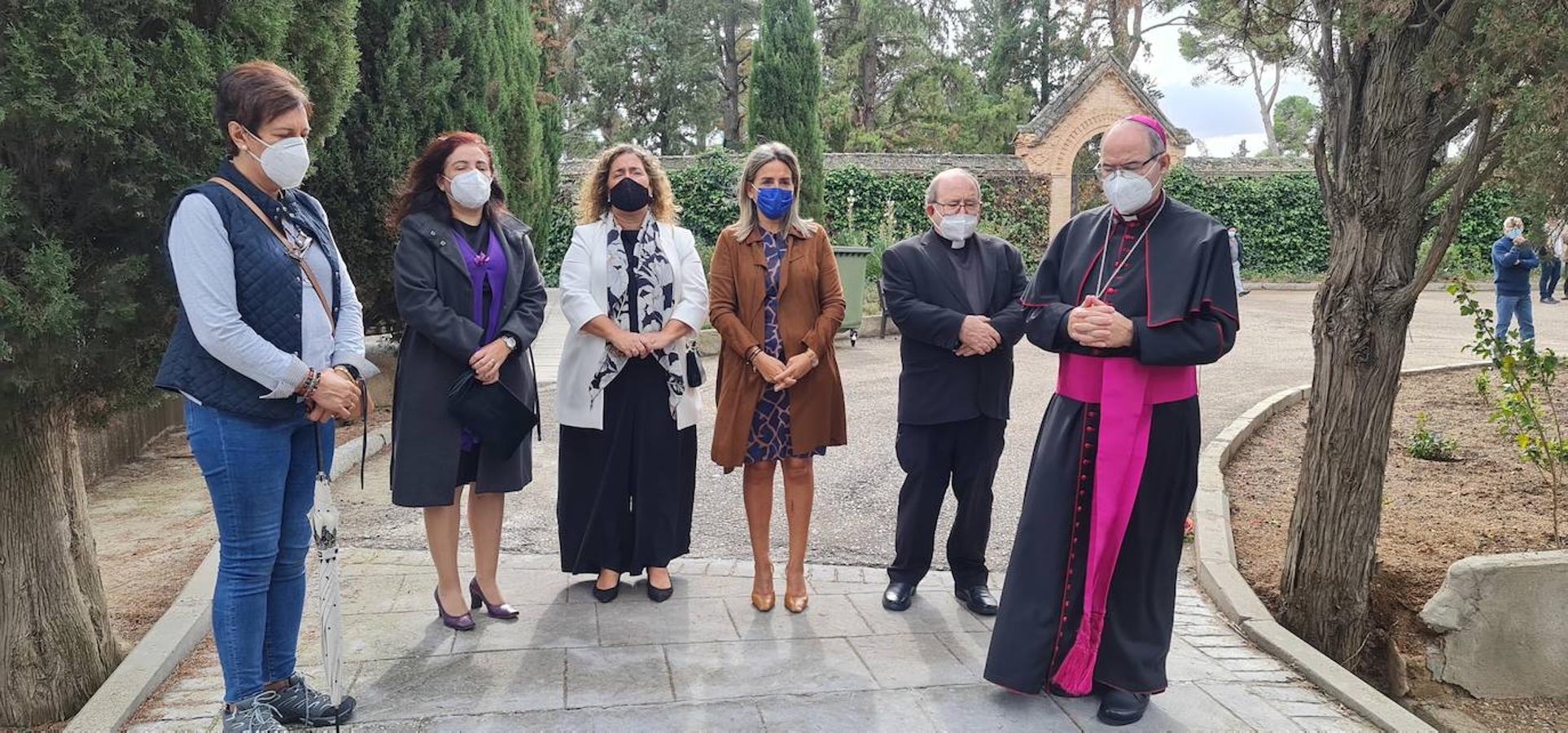 La alcaldesa, Milagros Tolón, asistió a la misa que presidió el arzobispo de Toledo, Francisco Cerro, en el cementerio. 