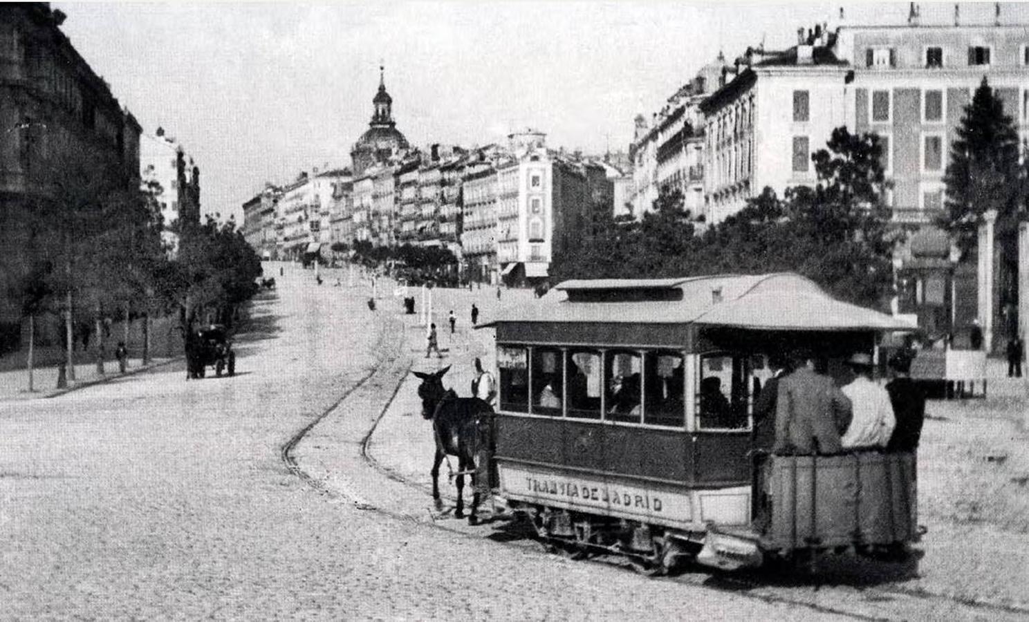 Tranvía de mulas dirigiéndose hacia la madrileña calle de Alcalá hacia 1879. 