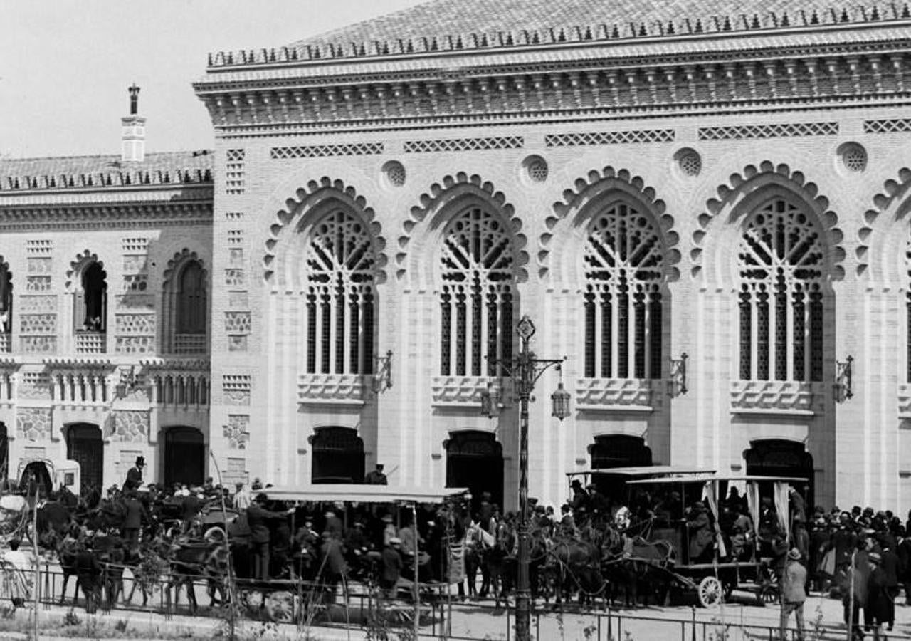 En Toledo, los ómnibus de mulas –sin raíles- comunicaban la Estación de Ferrocarril con Zocodover. Foto de J. Salgado Lancha el dia inaugural de la terminal, el 24 de abril de 1919. Museo del Ferrocarril de Madrid.. 