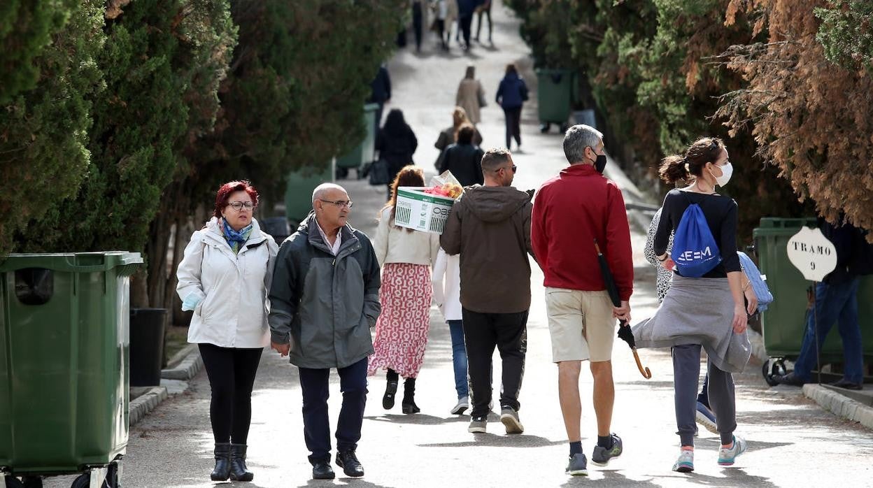 La visita de los toledanos al cementerio, en imágenes