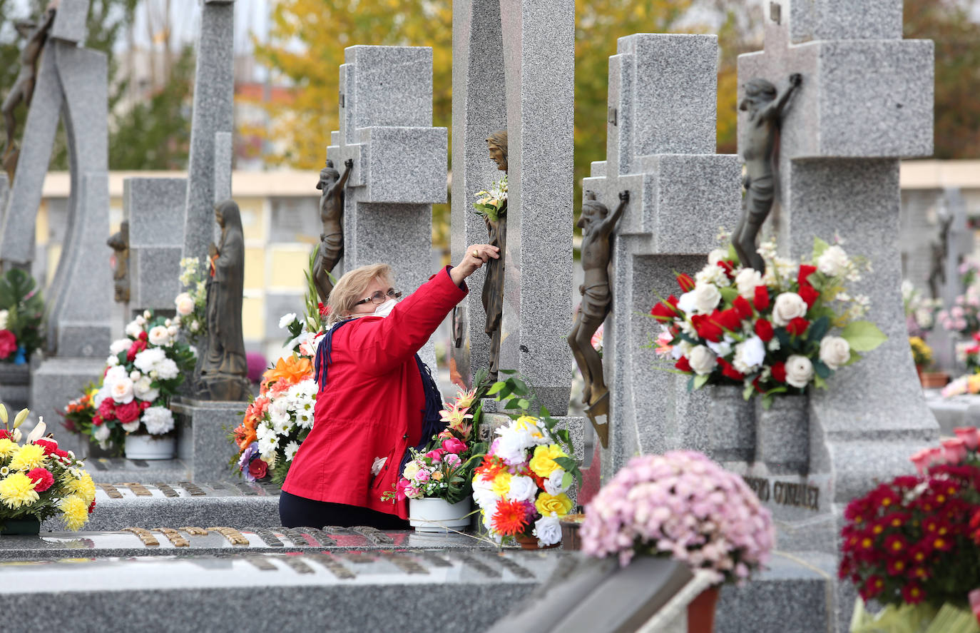 La visita de los toledanos al cementerio, en imágenes