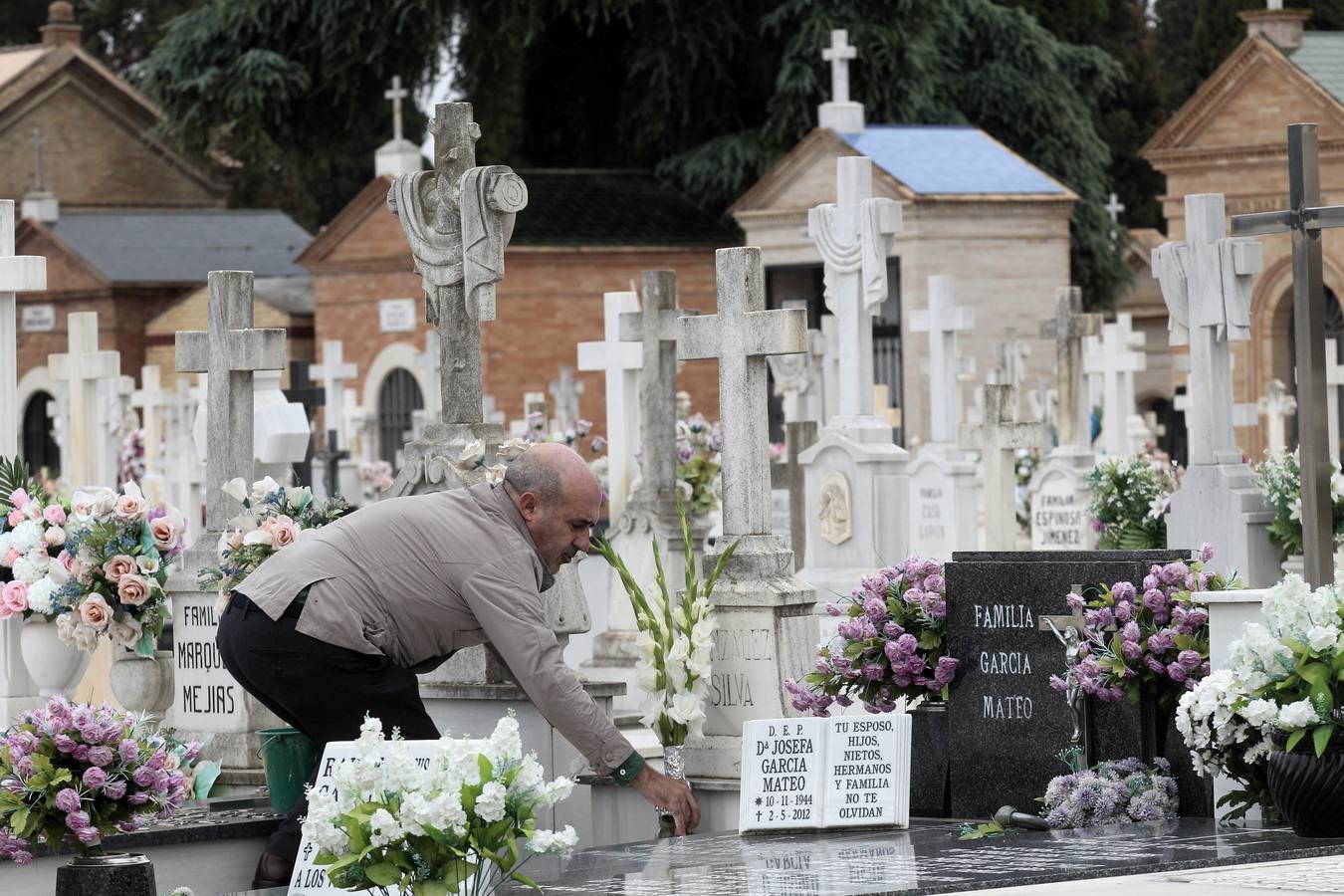 En imágenes, memoria y tradición en el cementerio de Sevilla