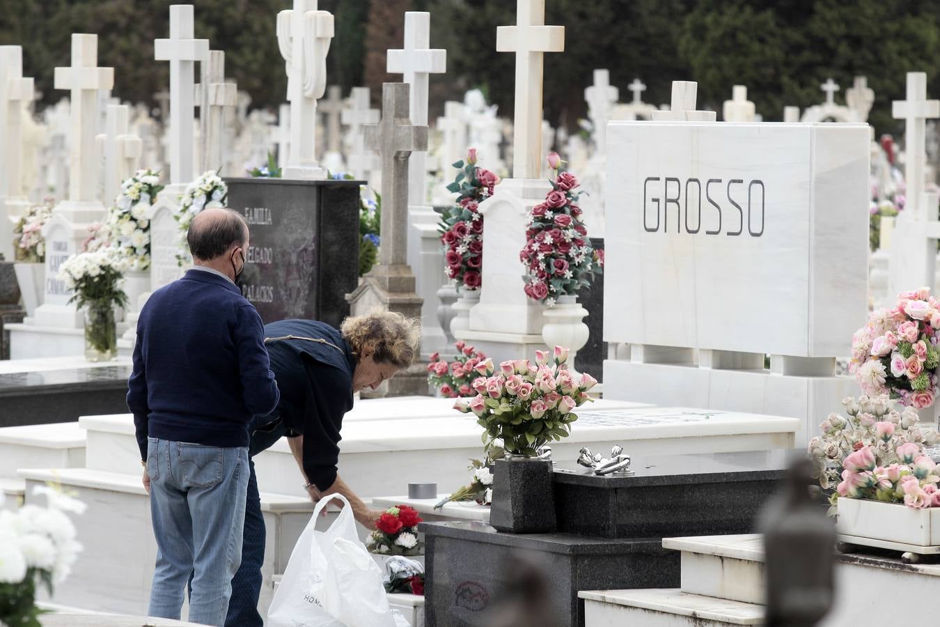 En imágenes, memoria y tradición en el cementerio de Sevilla