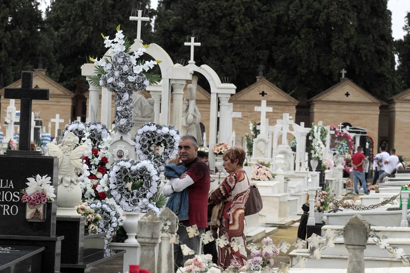 En imágenes, memoria y tradición en el cementerio de Sevilla