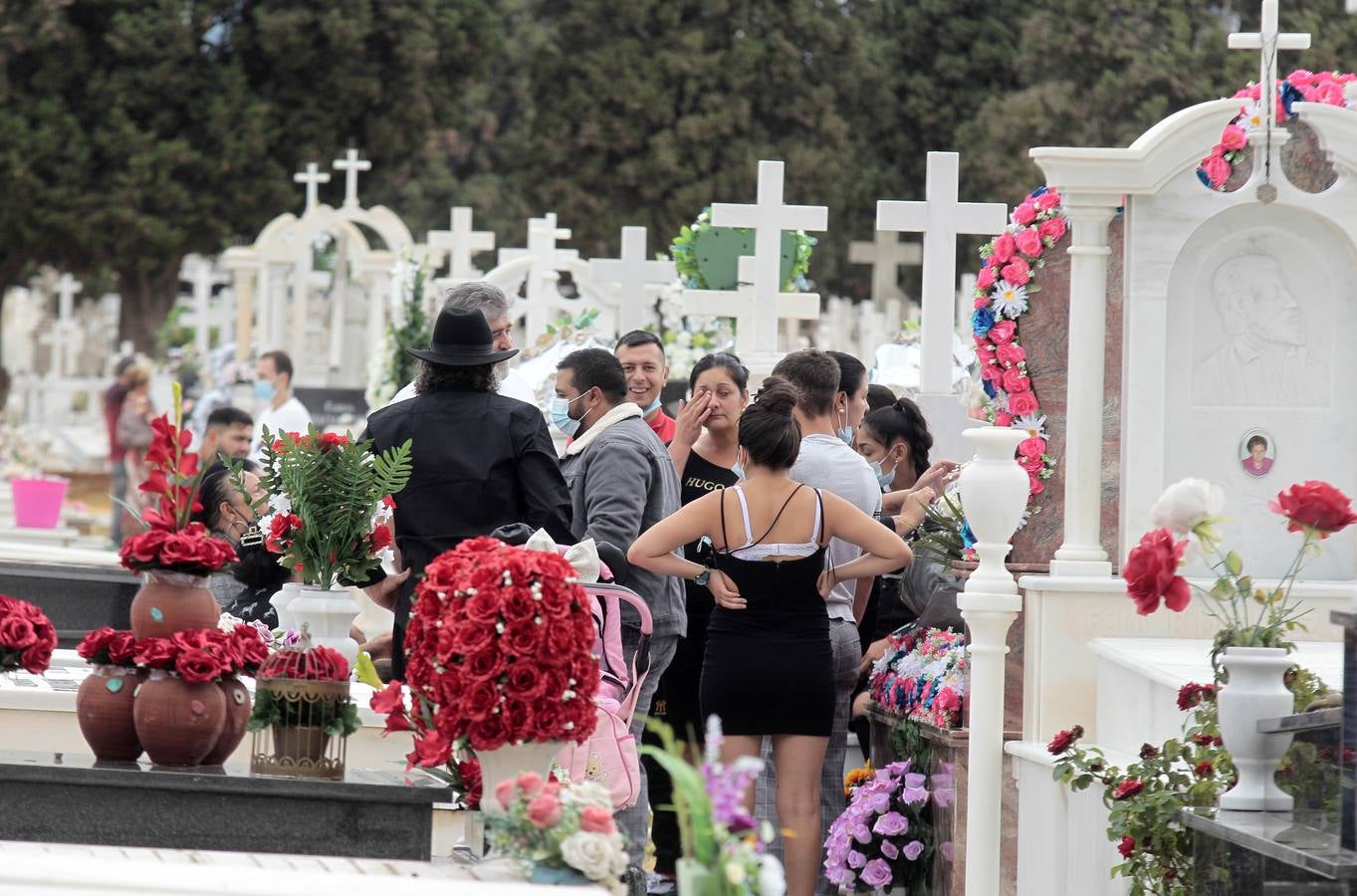 En imágenes, memoria y tradición en el cementerio de Sevilla