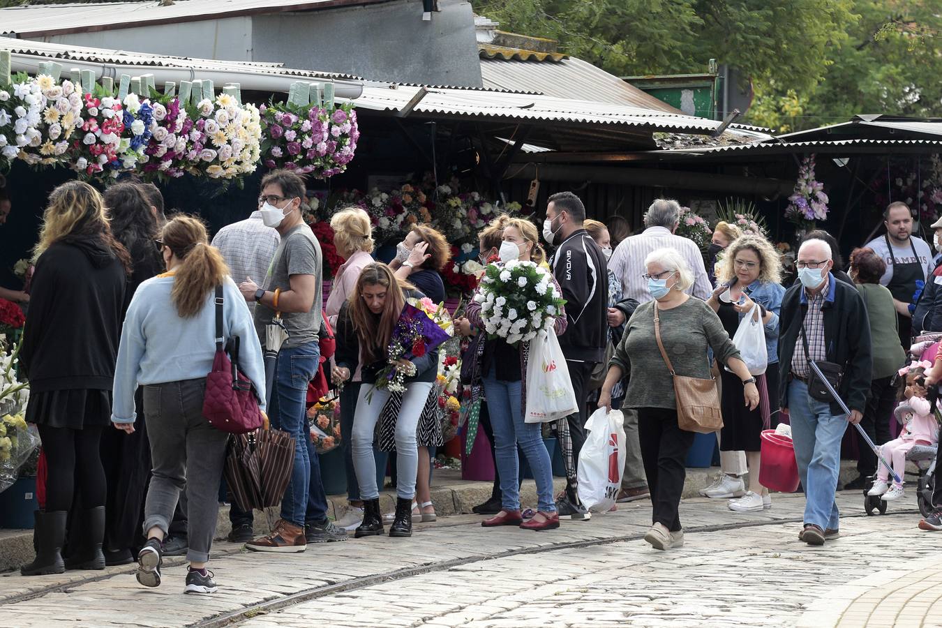 En imágenes, memoria y tradición en el cementerio de Sevilla