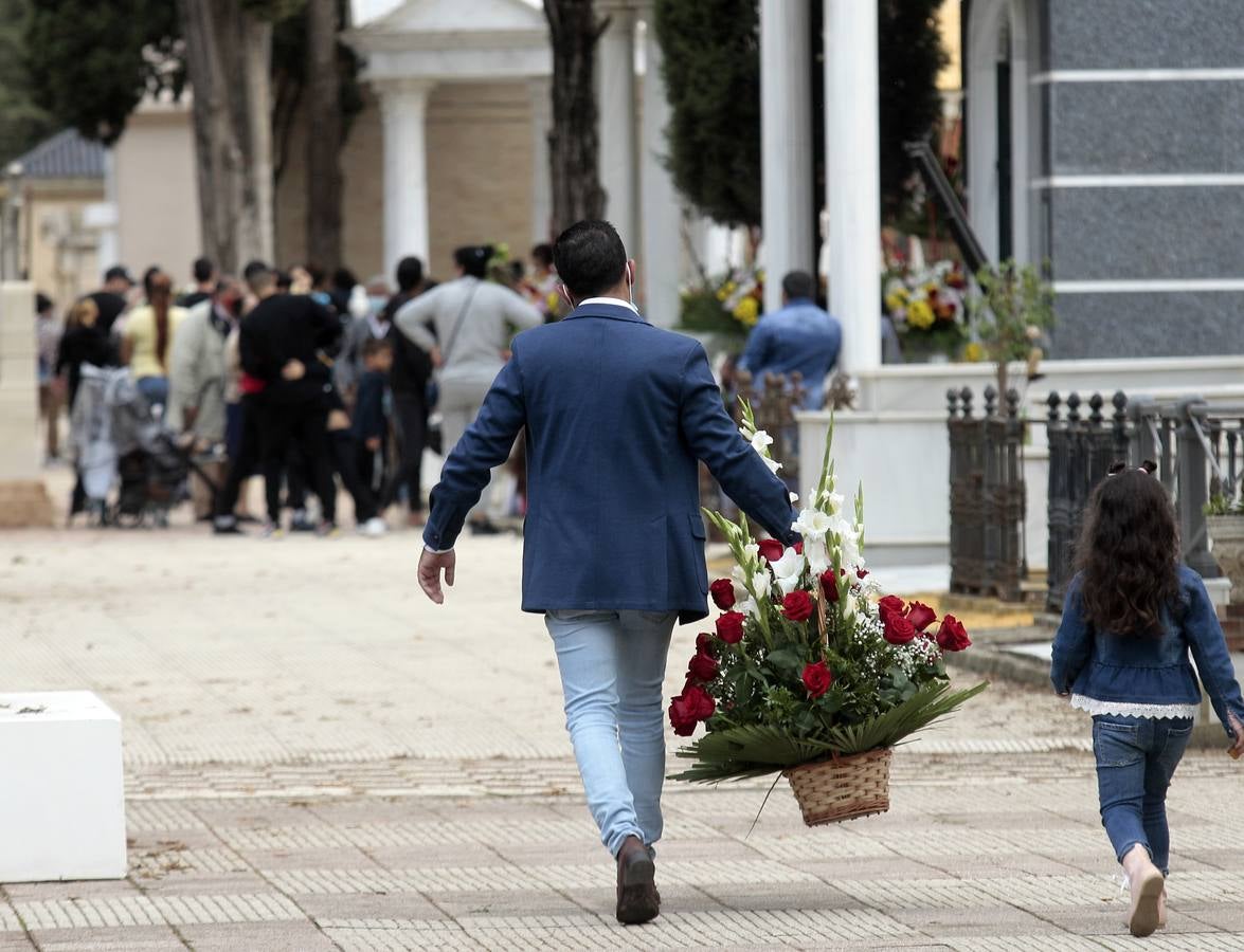 En imágenes, memoria y tradición en el cementerio de Sevilla