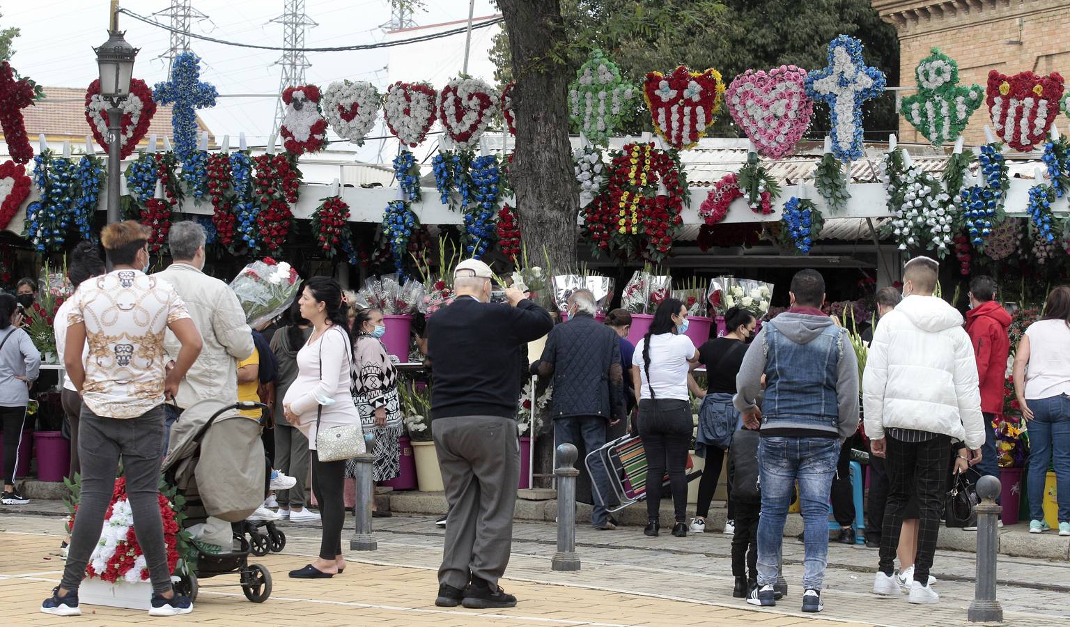 En imágenes, memoria y tradición en el cementerio de Sevilla