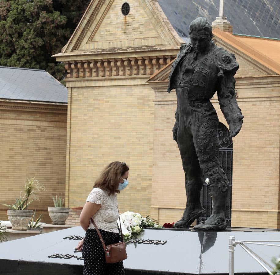 En imágenes, memoria y tradición en el cementerio de Sevilla