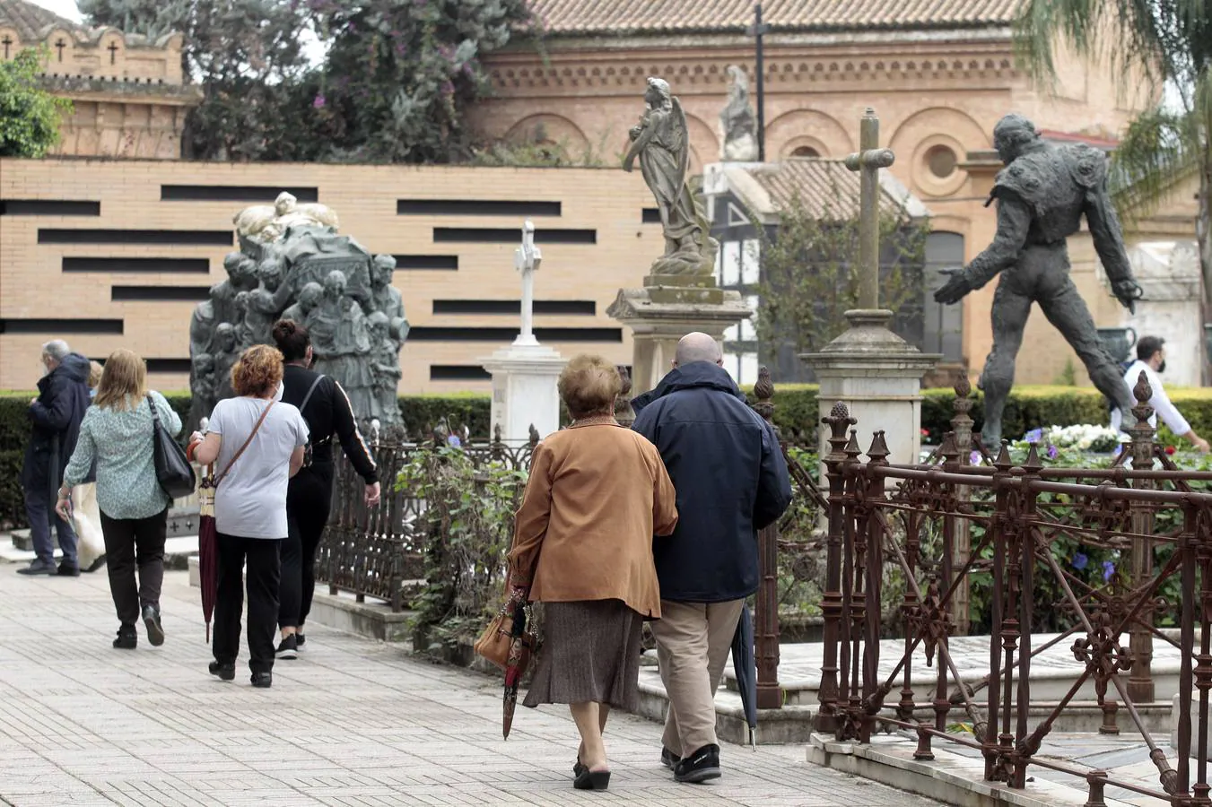 En imágenes, memoria y tradición en el cementerio de Sevilla