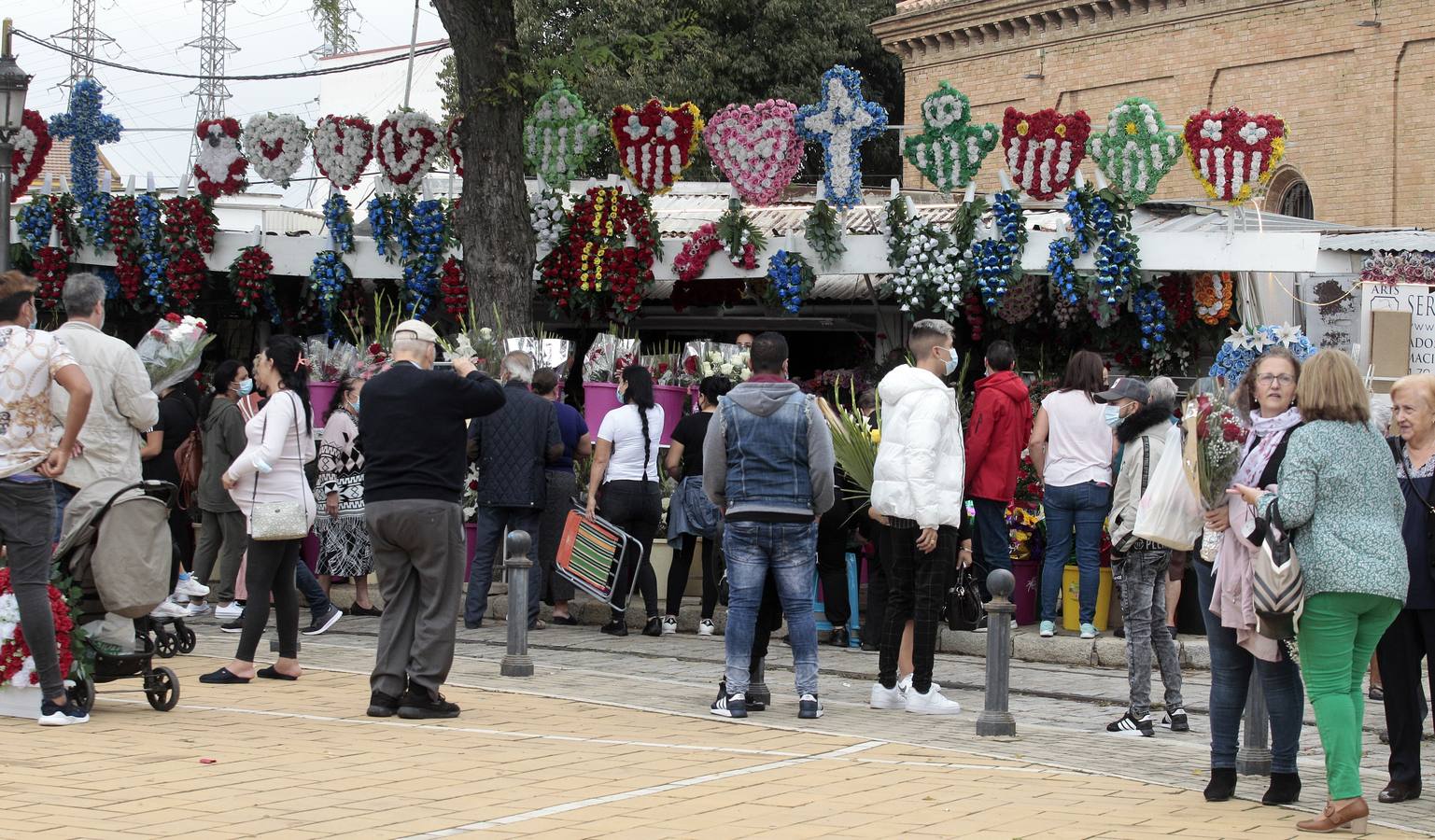 En imágenes, memoria y tradición en el cementerio de Sevilla