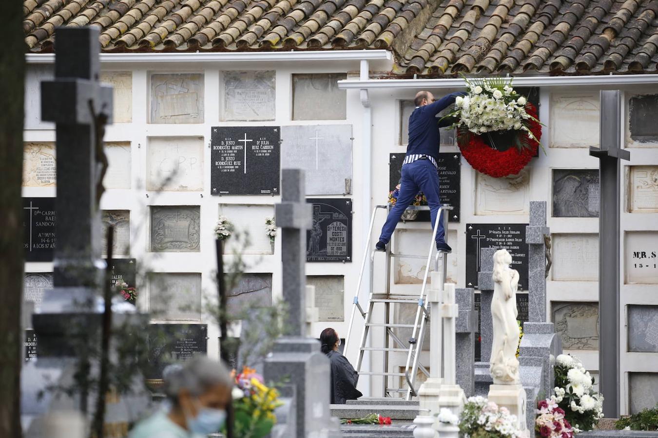 Las visitas a los cementerios el Día de Todos Los Santos en Córdoba, en imágenes