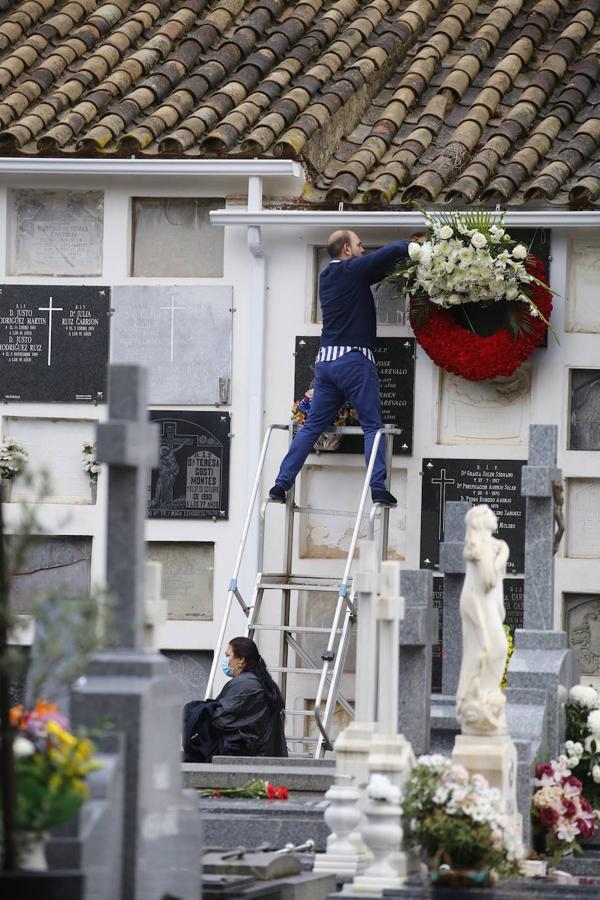 Las visitas a los cementerios el Día de Todos Los Santos en Córdoba, en imágenes