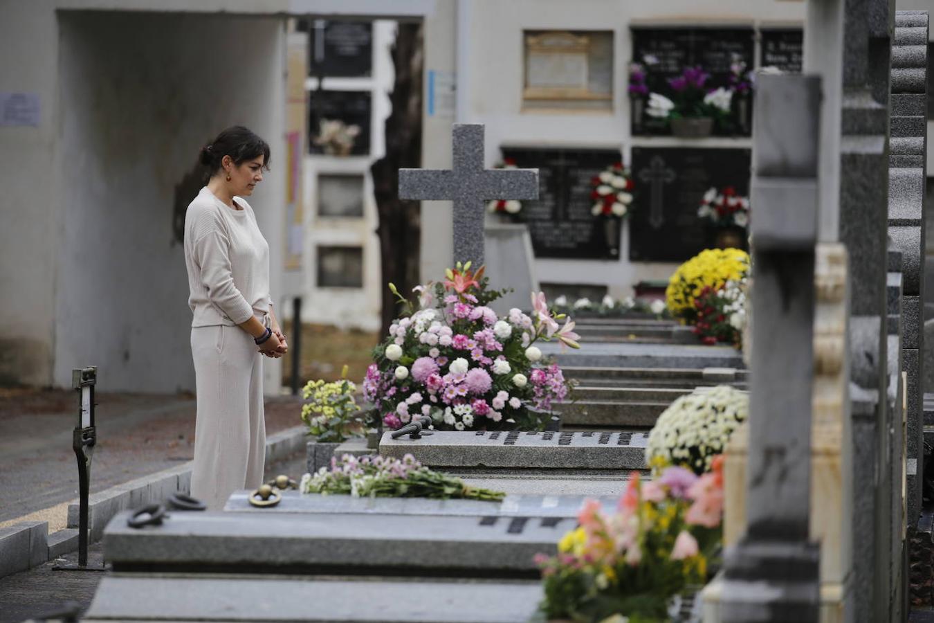 Las visitas a los cementerios el Día de Todos Los Santos en Córdoba, en imágenes