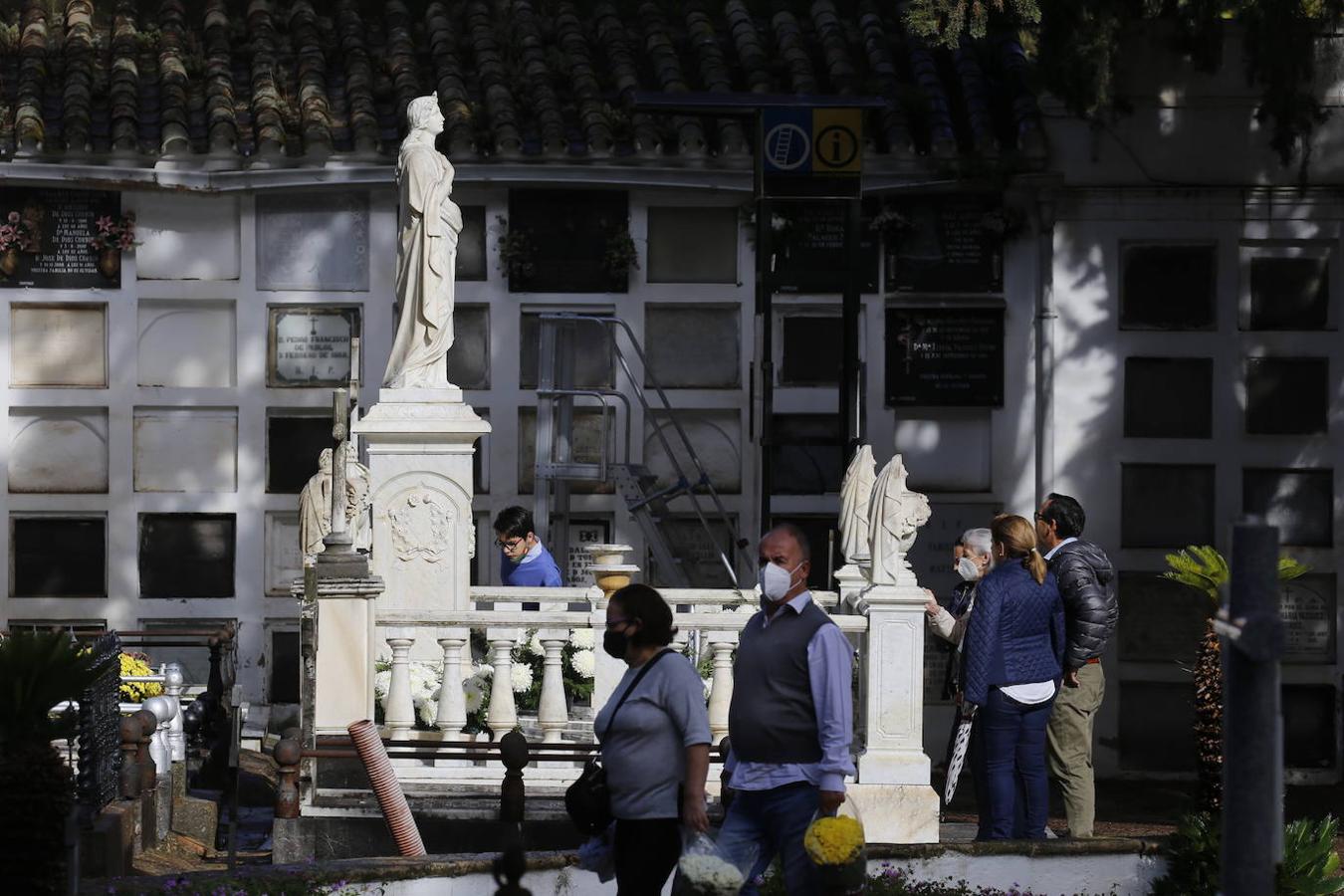 Las visitas a los cementerios el Día de Todos Los Santos en Córdoba, en imágenes