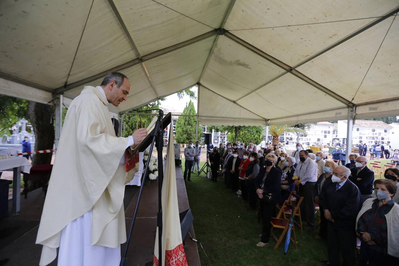 Las visitas a los cementerios el Día de Todos Los Santos en Córdoba, en imágenes