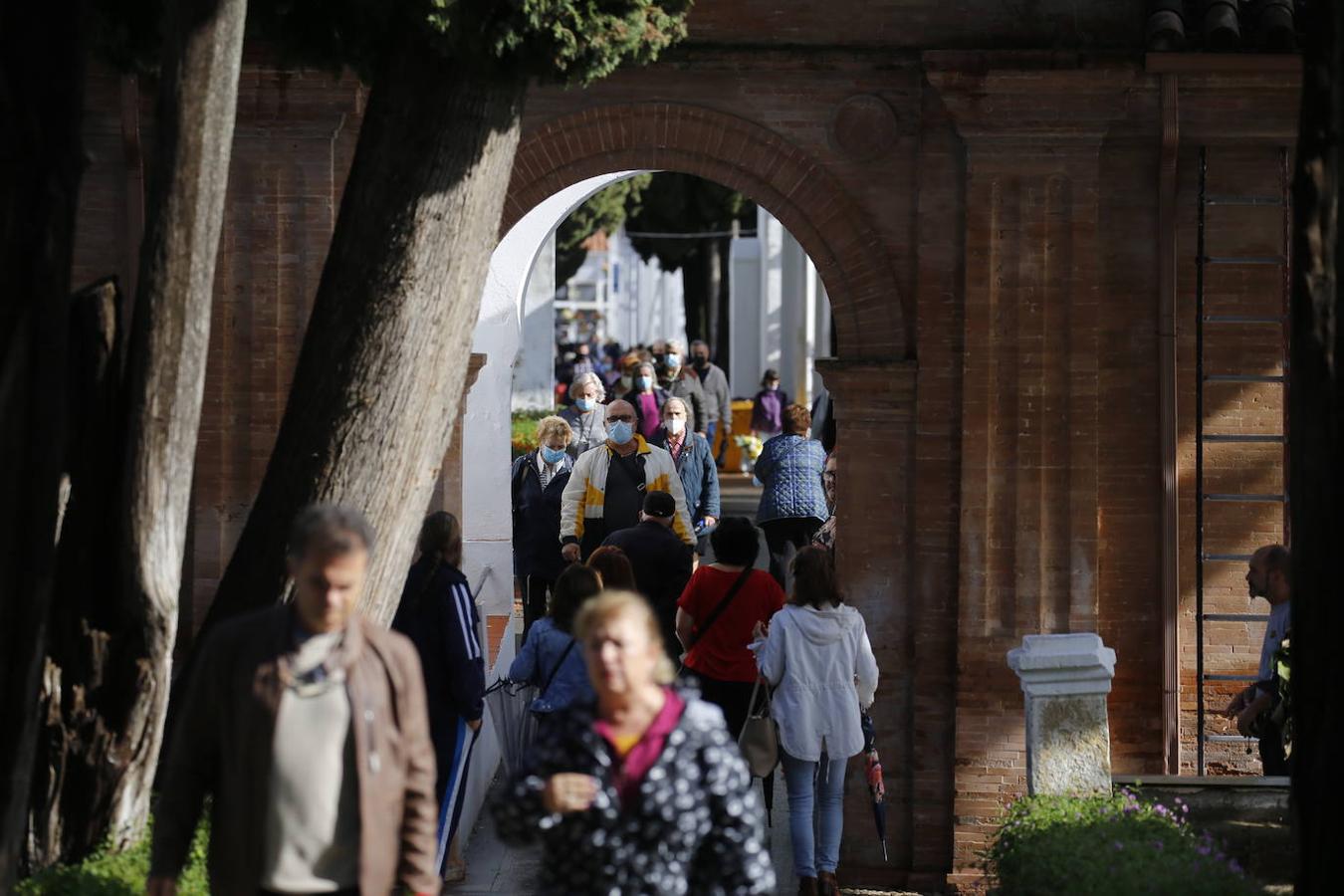 Las visitas a los cementerios el Día de Todos Los Santos en Córdoba, en imágenes