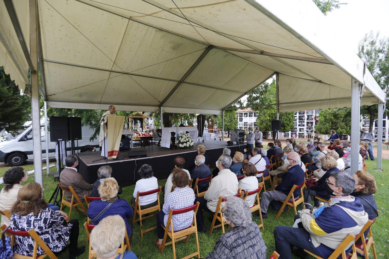 Las visitas a los cementerios el Día de Todos Los Santos en Córdoba, en imágenes