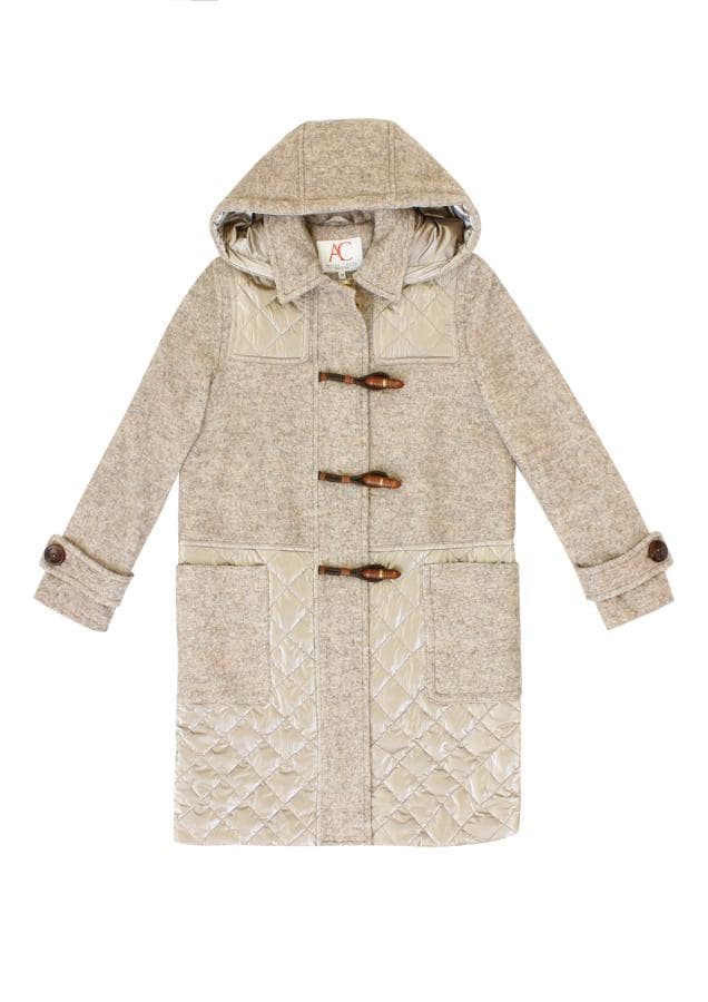 Abrigo con capucha y parte acolchada con combinación de distintos tejidos de la colección AC by Alba Conde (329€)