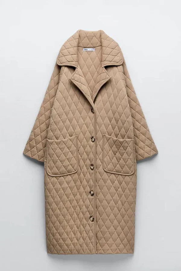Abrigo acolchado con solapas y bolsillos delanteros de Zara (89,95€)