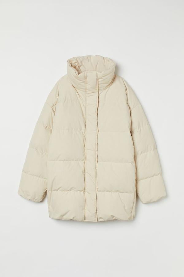 Chaqueta de plumón en color beige claro de H&amp;M (99€)