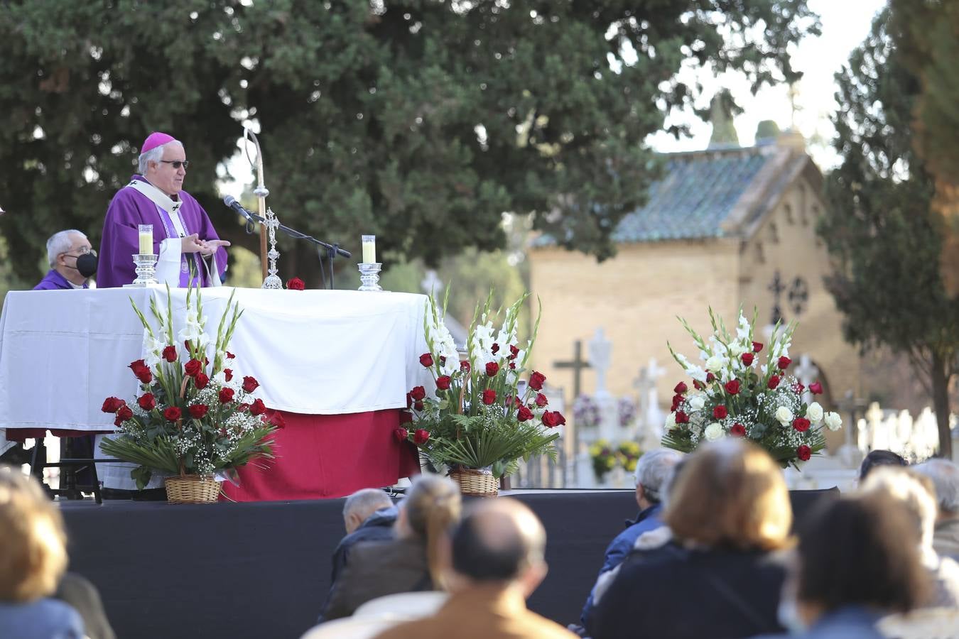 Misa de difuntos en el Cementerio de Sevilla