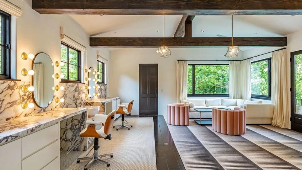 La mansión californiana de Justin Timberlake y Jessica Biel. Como era de esperar, la suite principal posee un amplio vestidor con varios tocadores y gran cantidad de espacio.