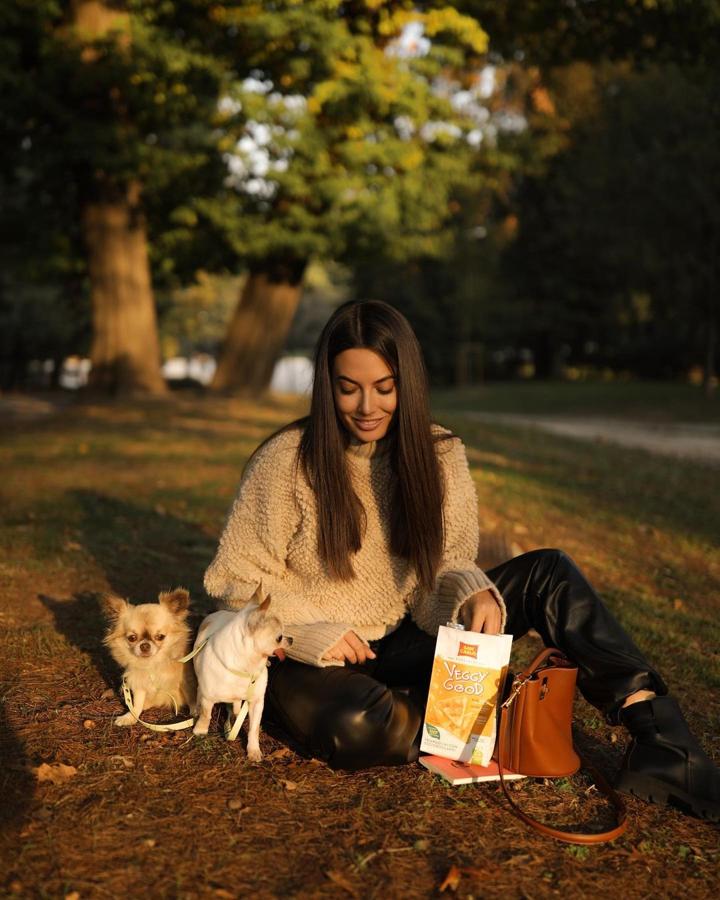 Look de básicos - Ideas con estilo para vestir en tonos tierra. Con jerséis y camisetas básicas también funciona a la perfección, siendo especialmente favorecedores los modelos que incluyan algún tipo de bordado o troquelado que añaden al estilismo un acabado más actual.