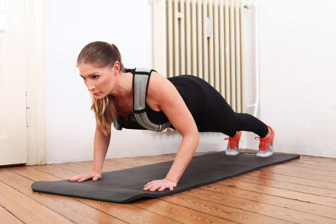 Chaleco lastrado. Esta prenda es muy útil para incrementar tu fuerza y resistencia, incorporándolo a ejercicios en los que uses tu propio peso corporal como flexiones, dominadas o incluso si sales a correr o haces burpees. Es importante empezar con un peso bajo e ir aumentándolo poco a poco para evitar lesiones. Si no tienes mucho tiempo, échale imaginación y haz las tareas del hogar con este chaleco puesto y así podrás quemar algunas calorías.