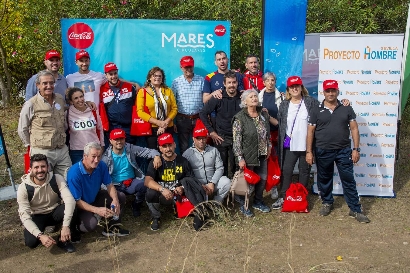 Recogida de residuos en la ribera del Guadalquivir de Sevilla, en imágenes