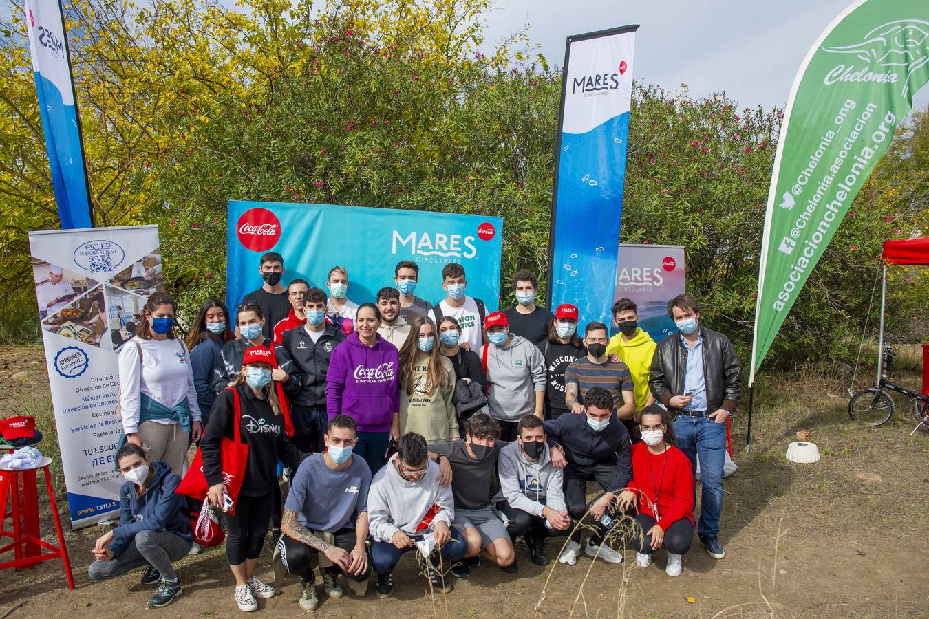 Recogida de residuos en la ribera del Guadalquivir de Sevilla, en imágenes