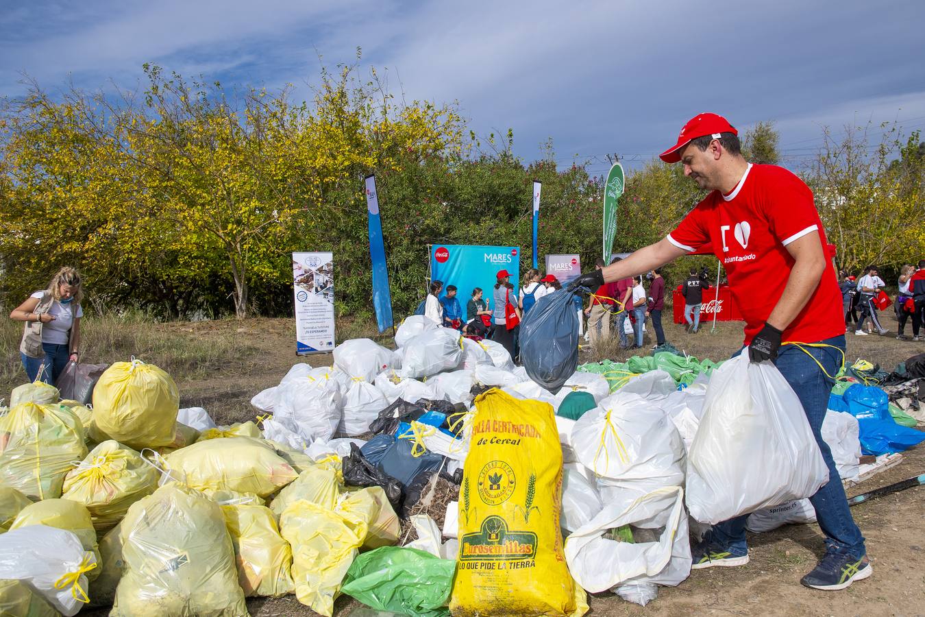 Recogida de residuos en la ribera del Guadalquivir de Sevilla, en imágenes