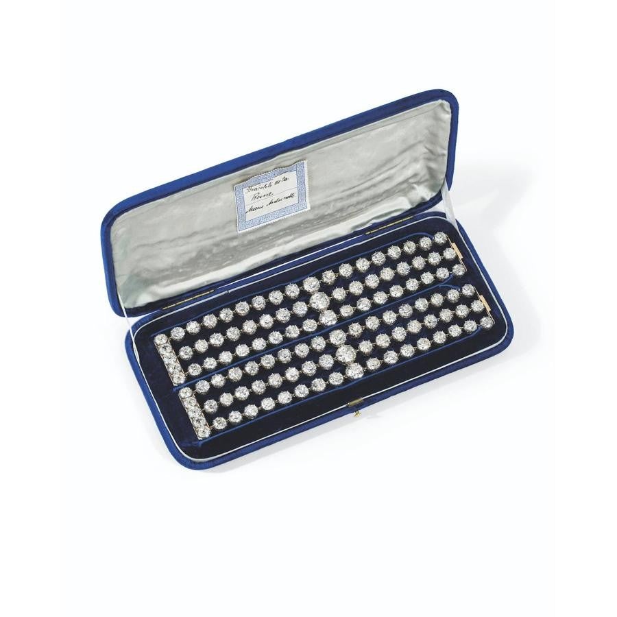 Dos espectaculares brazaletes de diamantes serán subastados en Ginebra el próximo 9 de noviembre. «Será la primera vez que aparezcan en una venta pública», afirma la especialista en joyas de Christie's, Marie-Cécile Cisamolo. El precio de salida oscilará entre los dos y los cuatro millones de dólares.