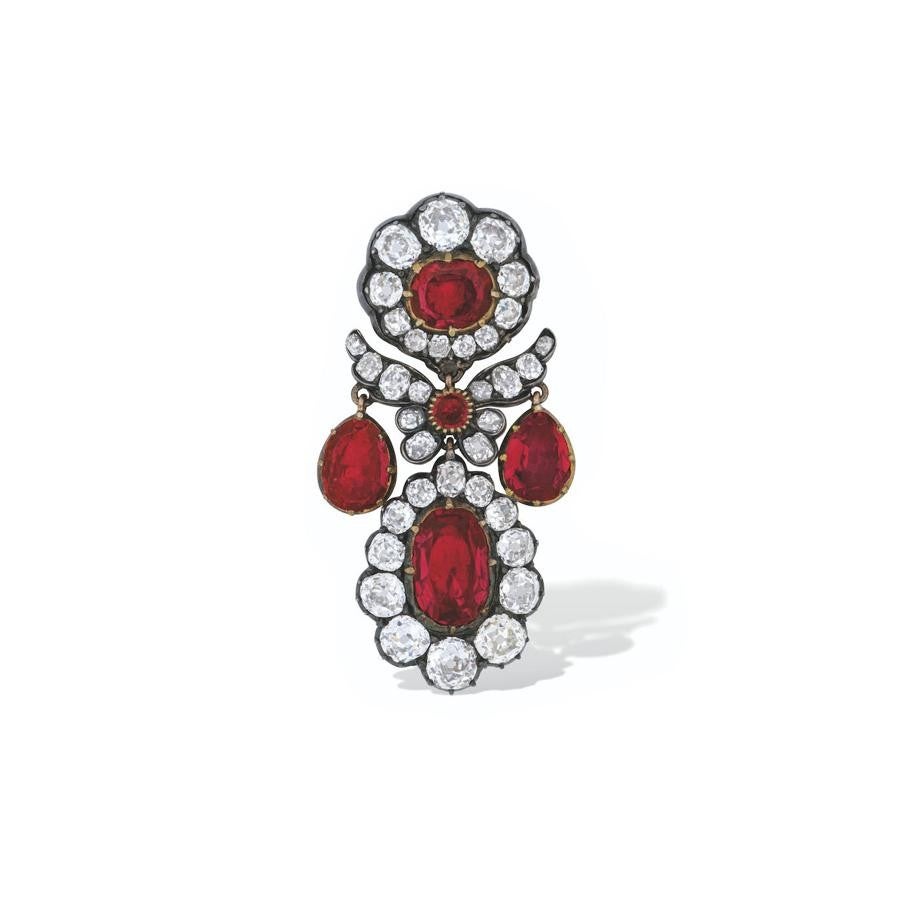 En la subasta de Christie's, además de los impresionantes brazaletes de María Antonieta, saldrán a la venta otras valiosas piezas como un broche de rubíes y diamantes de Ménière pertenecientes a la joyas de la corona francesa (en la imagen); el brazalete de rubíes de la duquesa de Windsor, y la tiara 'Orejas de trigo' de principios del siglo XIX que fue propiedad de la princesa Paulina Bonaparte (Borghese).