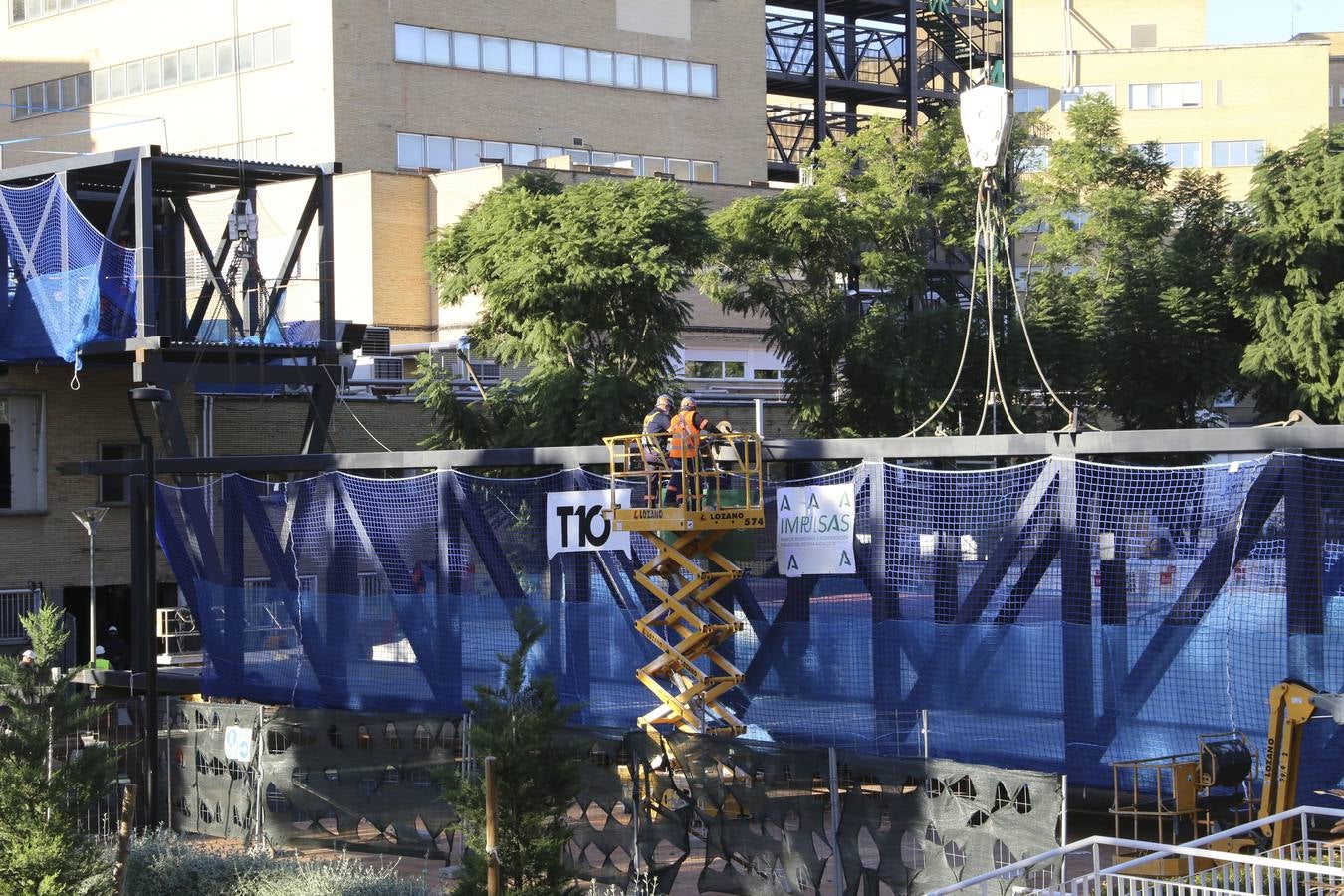 Montaje de la pasarela volada que conectará los cuatro hospitales Virgen del Rocío en Sevilla