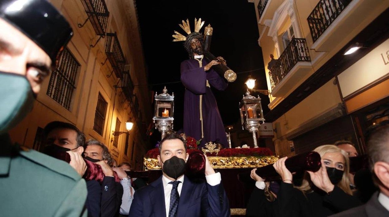 En imágenes, el Gran Poder ilumina los callejones del Centro